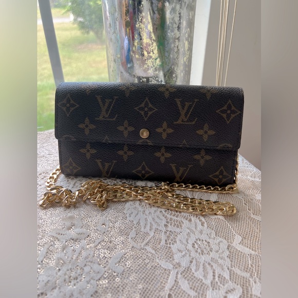 LOUIS VUITTON Monogram Sarah Long Wallet With Included Insert/Crossbody Chain - Picture 4 of 16